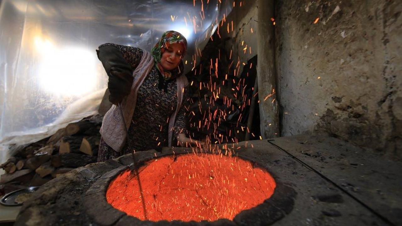 Fatma teyze tandır ateşinde ekmeğini kazanıyor
