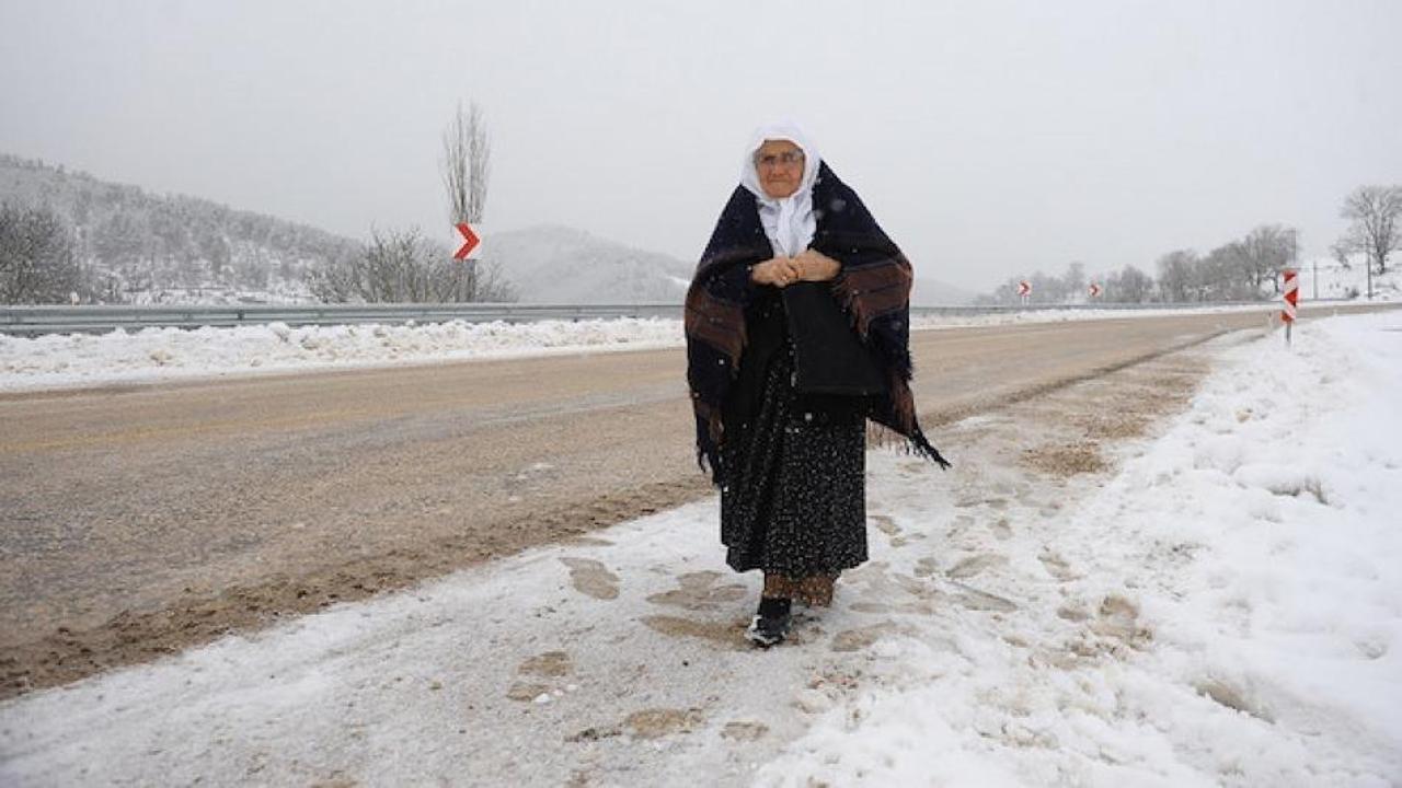Kuran okuyabilmek için 2 saatlik yolu yürüyor!