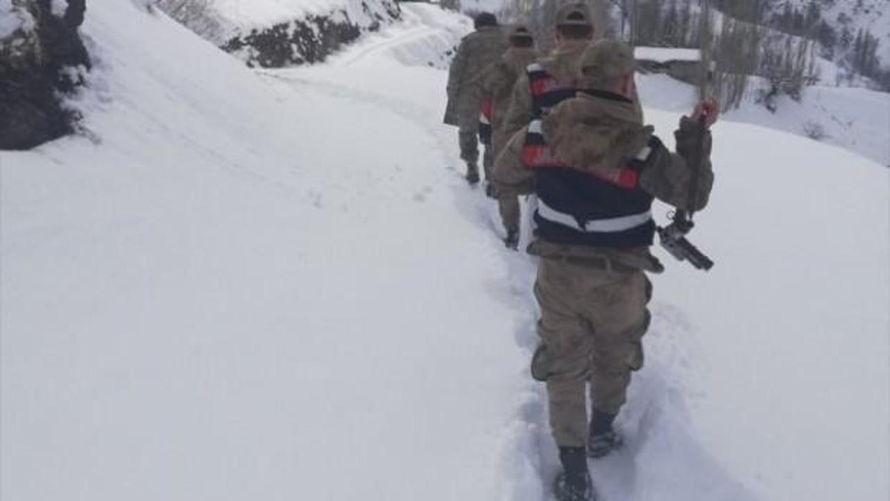Soba temizlemek için karlı yollar aşan Türk askeri