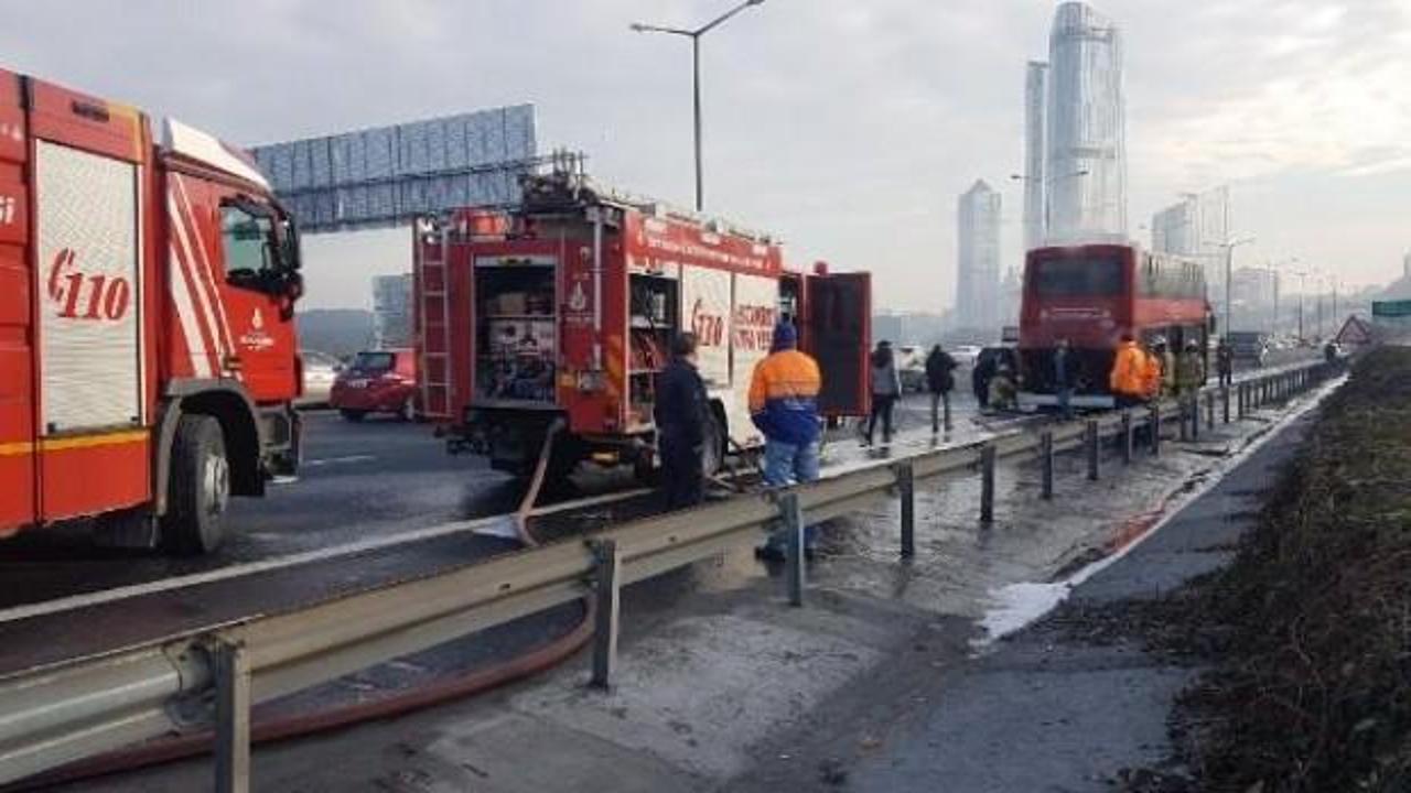 Trafikte yoğunluk... &Ccedil;ift katlı otob&uuml;ste yangın &ccedil;ıktı