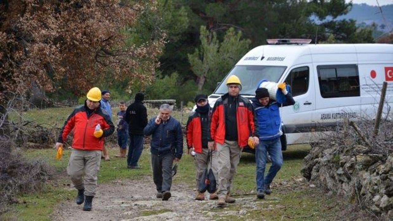Demirci'de uçurumda mahsur kalan 12 keçi kurtarıldı