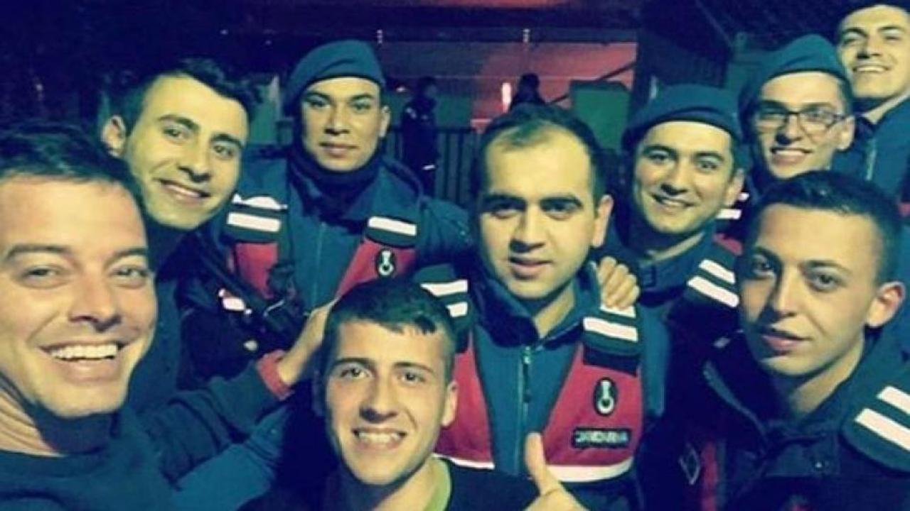 Alp Kırşan Jandarmalarla fotoğraf çekildi