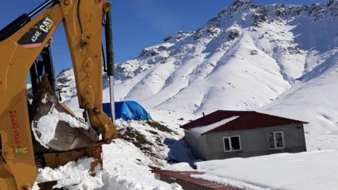 Karda mahsur kalan 5 kişilik aile, kurtarıldı