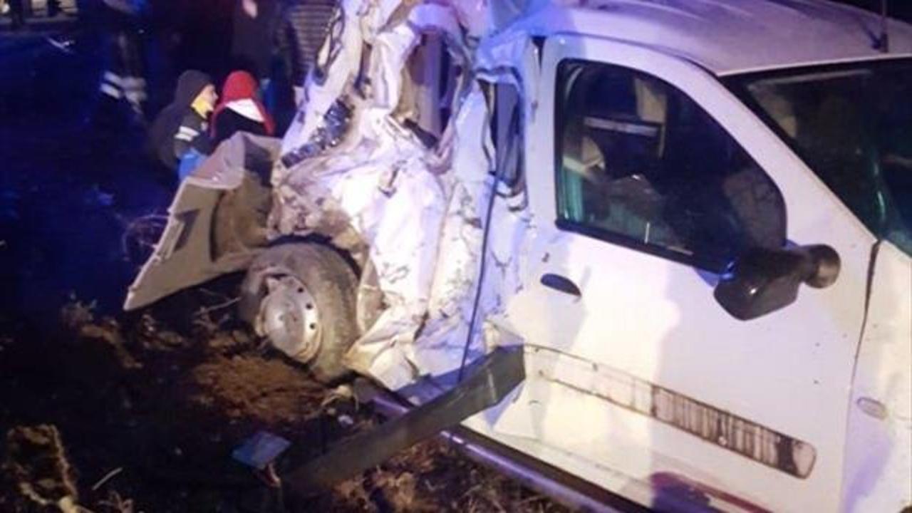 Denizli'de hafif ticari araçla otobüs çarpıştı: 3 yaralı