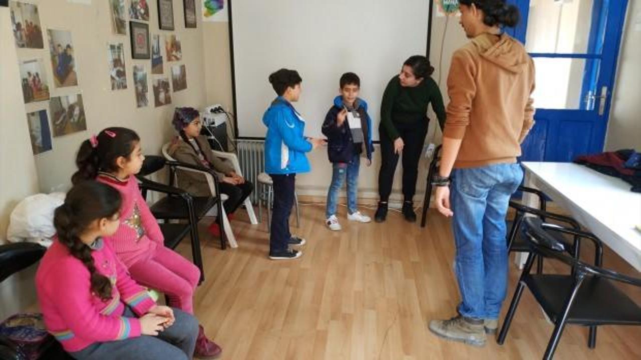 Üniversiteli gönüllüler, Suriyeli çocukları oyunlarla eğitiyor