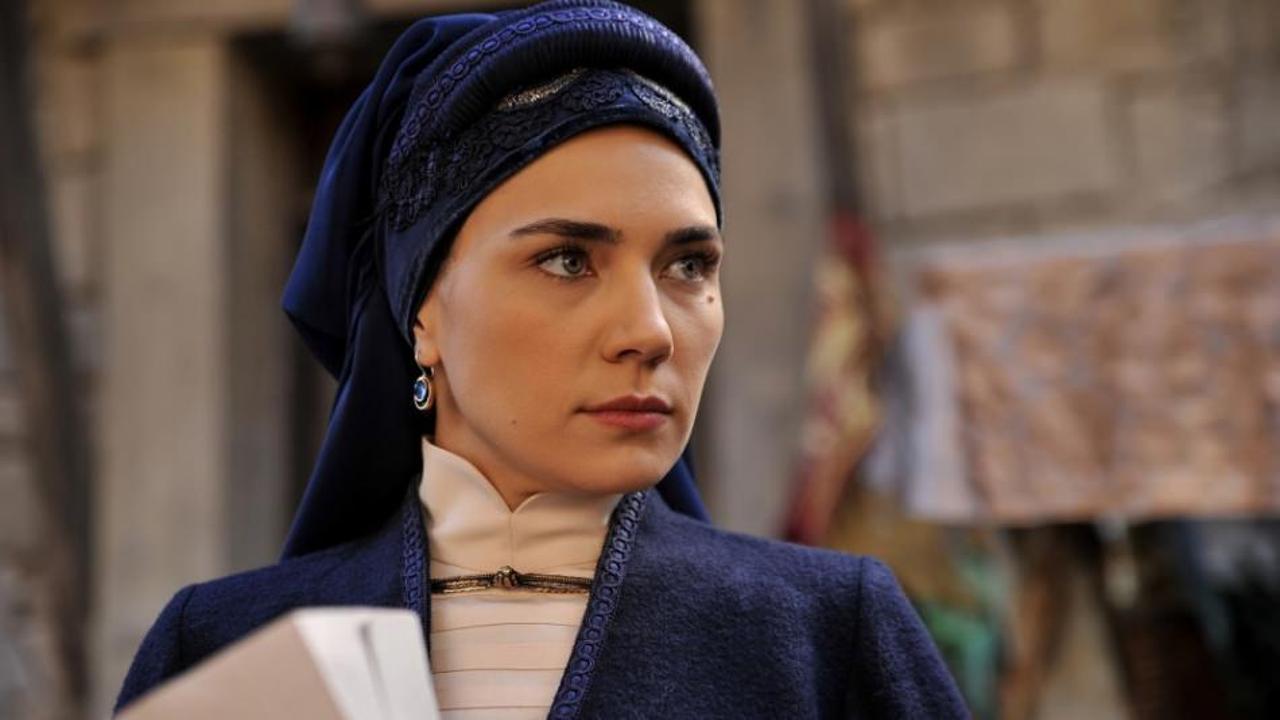 Buse Varol'dan haç işareti yorumuna büyük tepki!