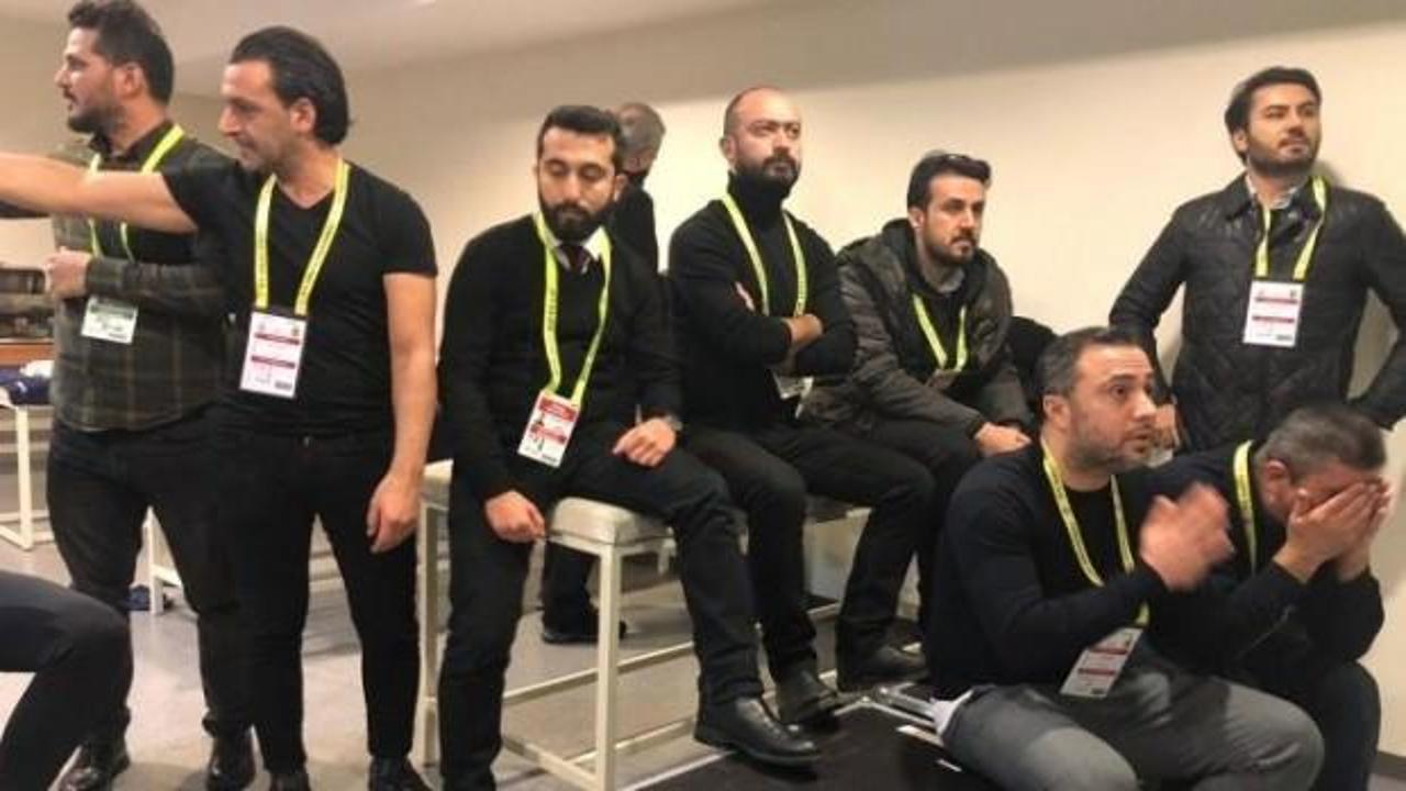 Fenerbahçe maçını soyunma odasında izlediler!