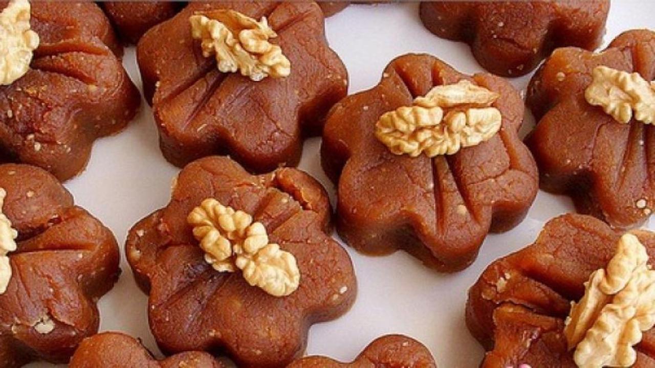 Pratik kara&ccedil;uval helvası nasıl yapılır?