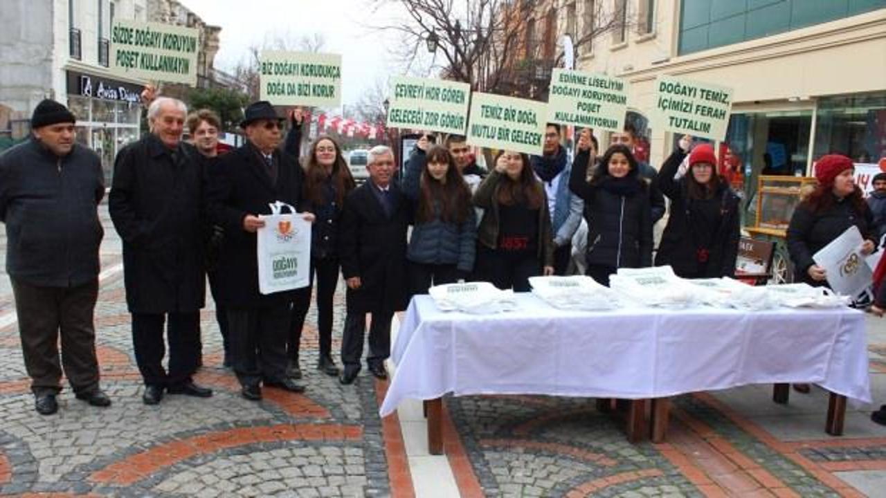 Lise öğrencileri bez torba dağıttı