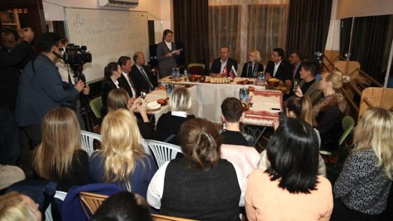 Dışişleri Bakanı Çavuşoğlu, dizi setini ziyaret etti