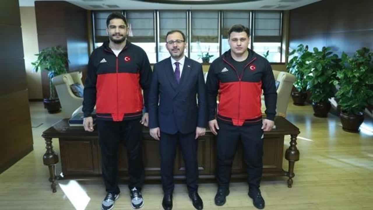 Bakan Kasapoğlu milli güreşçileri kabul etti