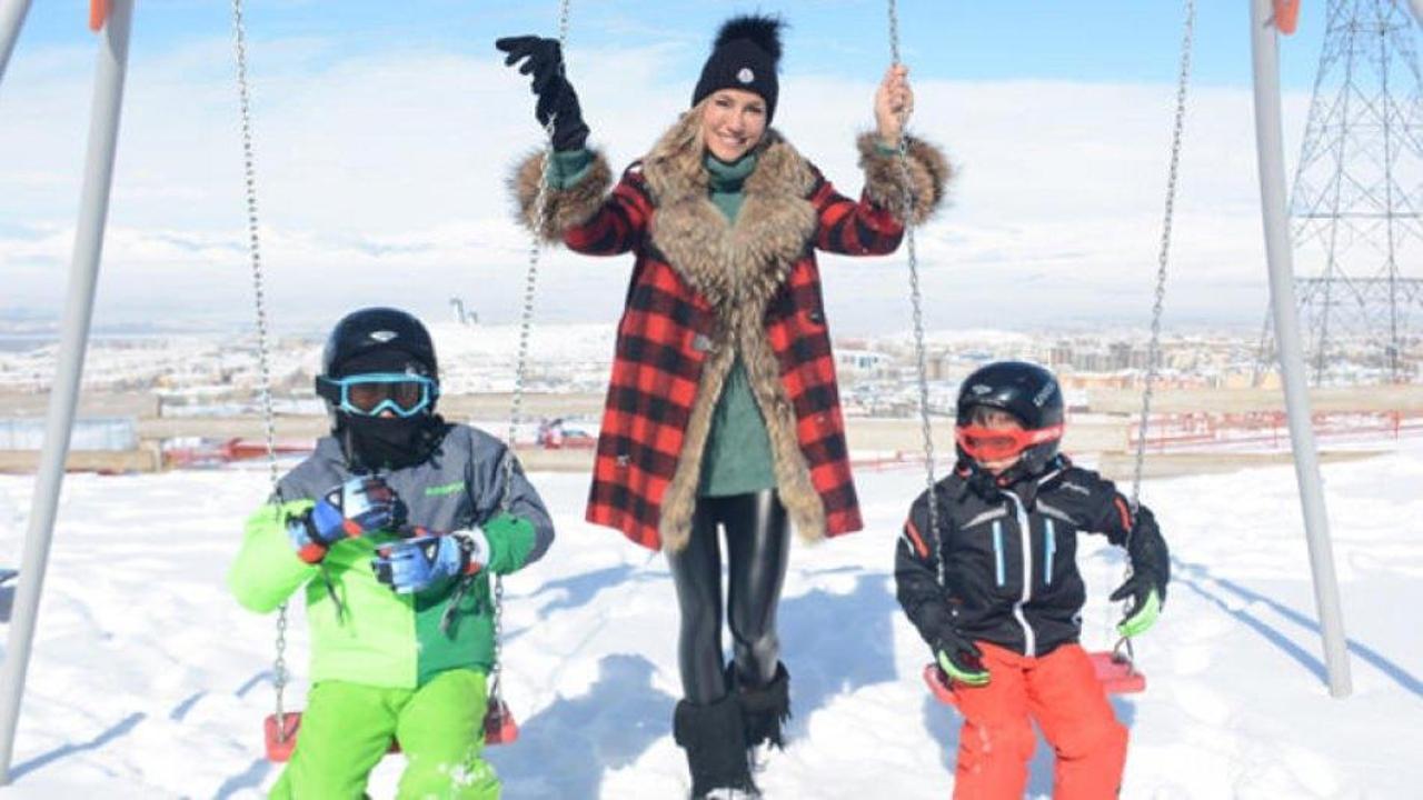 Çağla Şıkel çocuklarıyla kar tatilinde