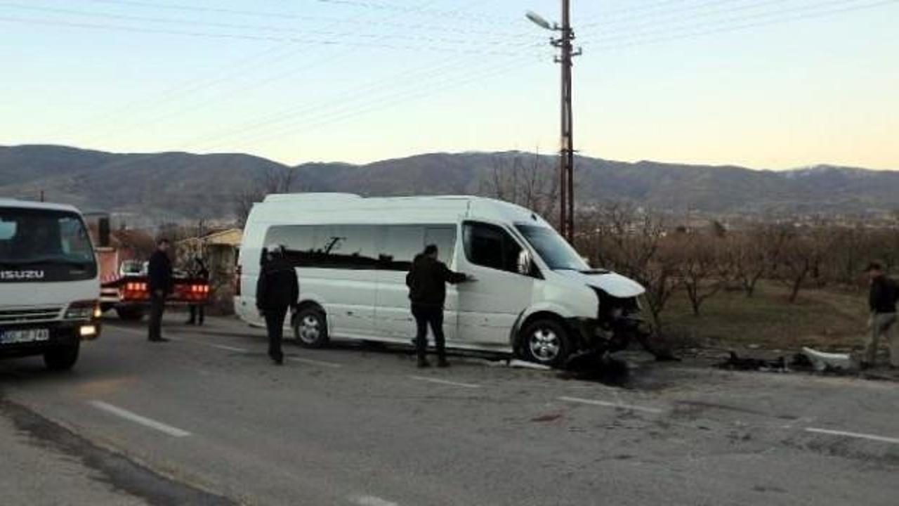 Öğrenci servisi otomobille çarpıştı: 10 yaralı