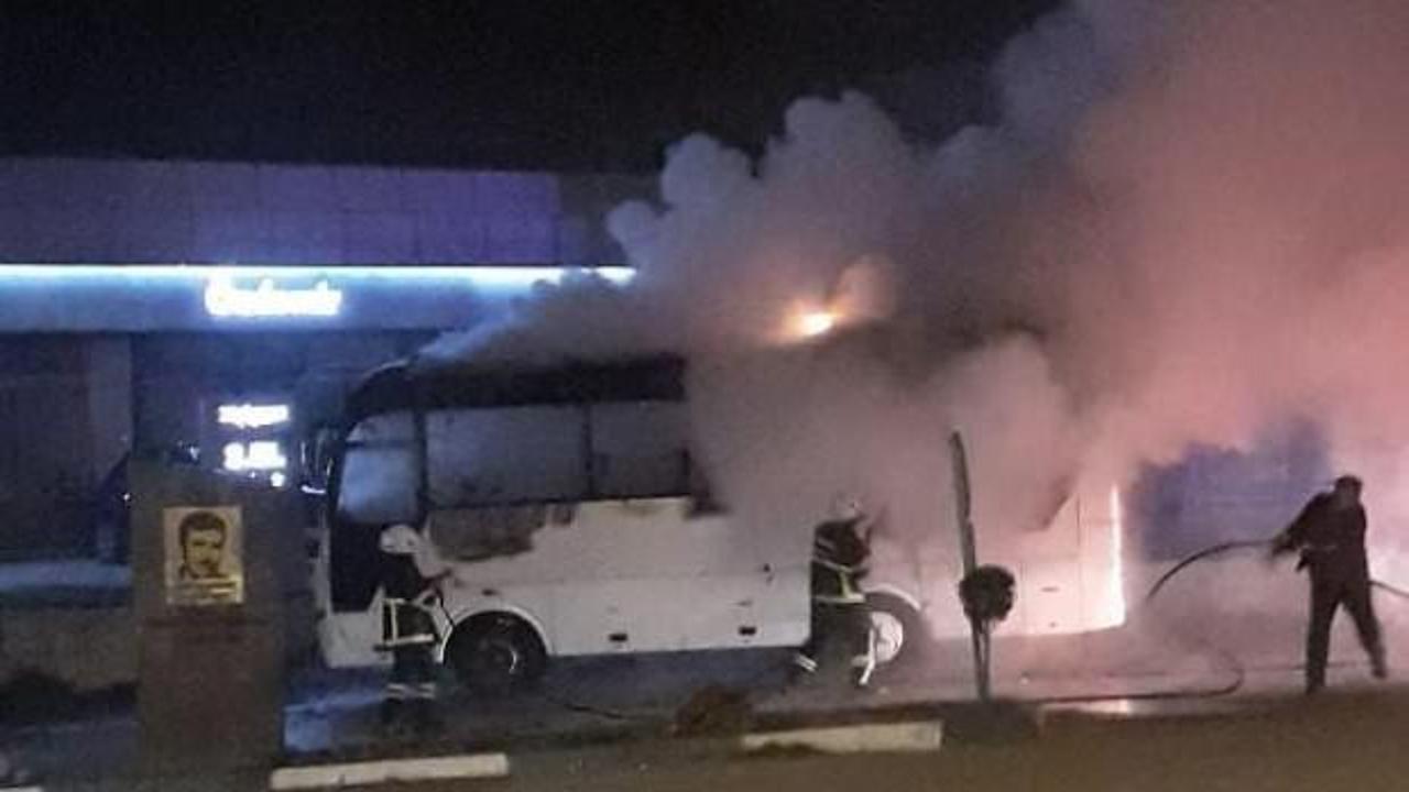 Seyir halindeki servis midib&uuml;s&uuml; yandı