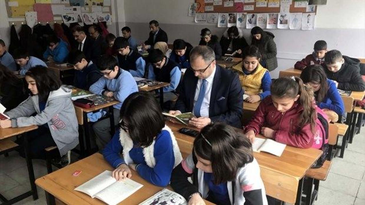 Kaymakam öğrencilerle kitap okudu