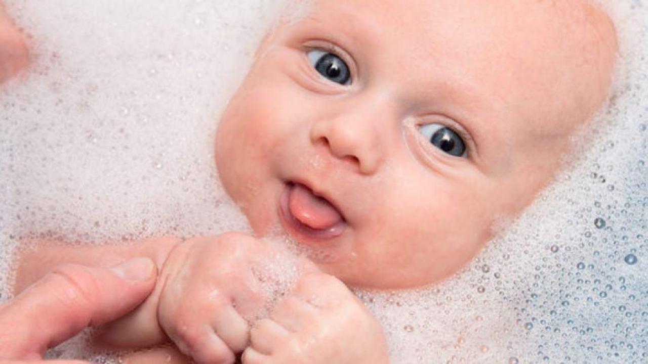 Bebekleri tuzla yıkamak zararlı mı? Yenidoğan bebek tuzlama adeti nereden geliyor?
