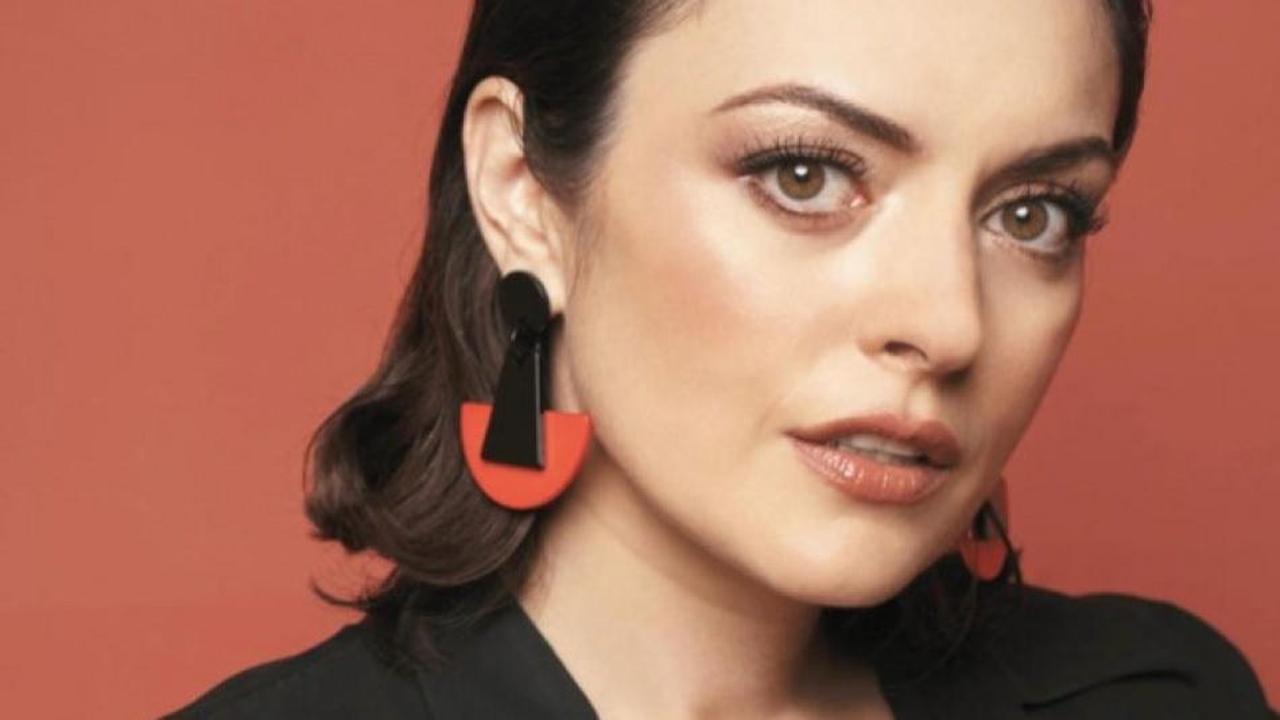 Ezgi Mola &ccedil;ıldırdı: Herkes işini yapsın &uuml;m&uuml;ğ&uuml;n&uuml; sıkarım!