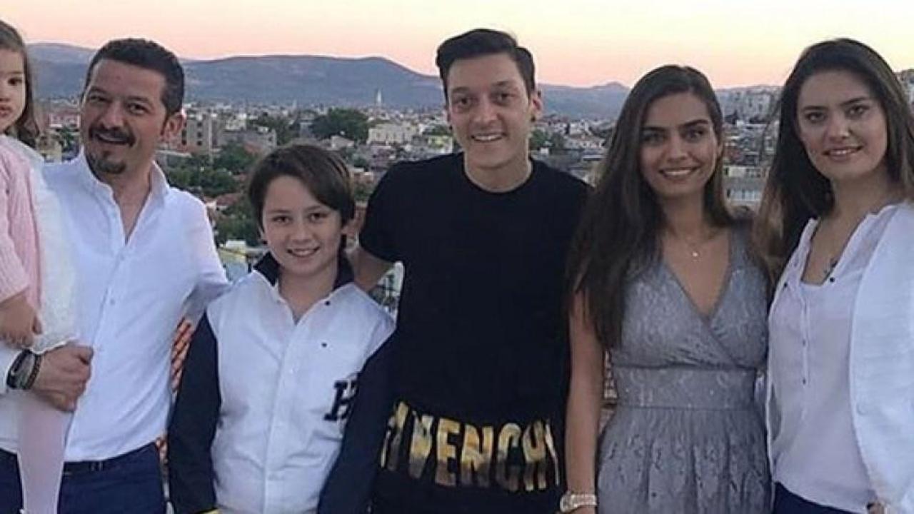 Mesut &Ouml;zil ve Amine G&uuml;lşe Diriliş Ertuğrul setini ziyaret etti