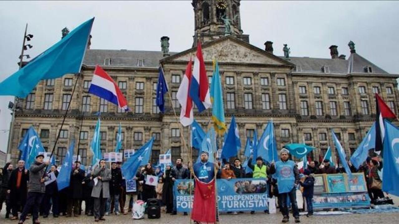 Hollanda'da Doğu Türkistan protestosu!