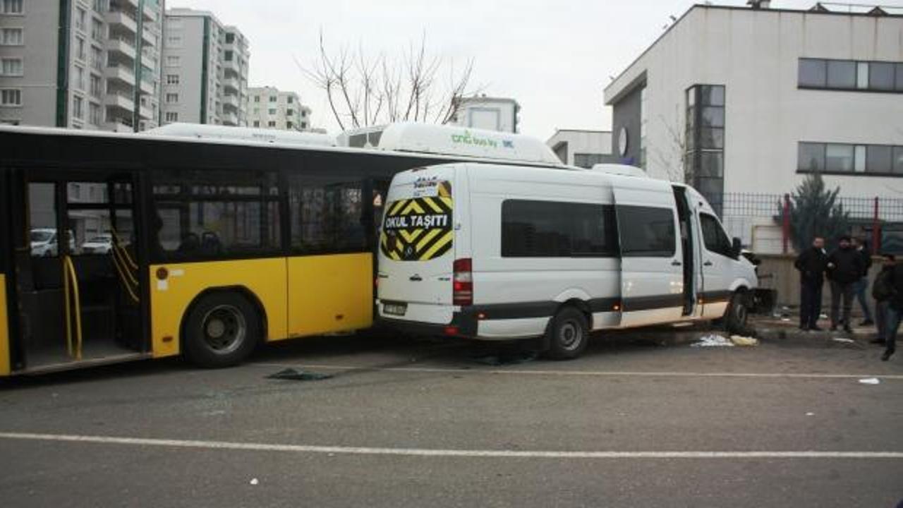 Servis minibüsü ile halk otobüsü çarpıştı!