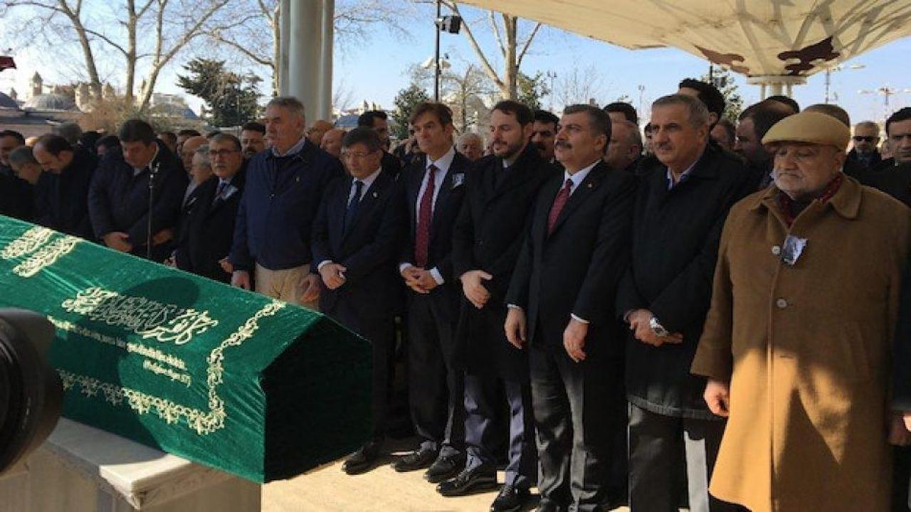 &Uuml;nl&uuml; doktor Mehmet &Ouml;z&rsquo;&uuml;n babası son yolculuğuna uğurlandı