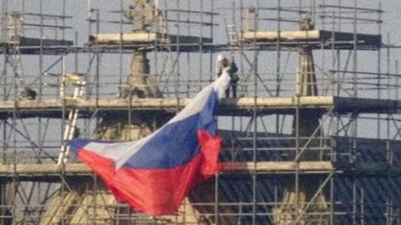 Rus bayrağını göndere çektiler! Yeni kriz kapıda