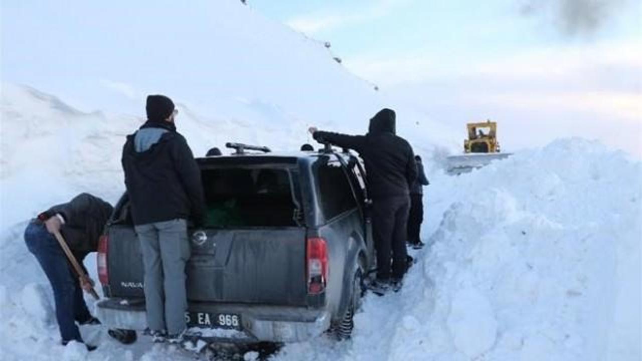 Dağda mahsur kalan belgesel ekibi kurtarıldı