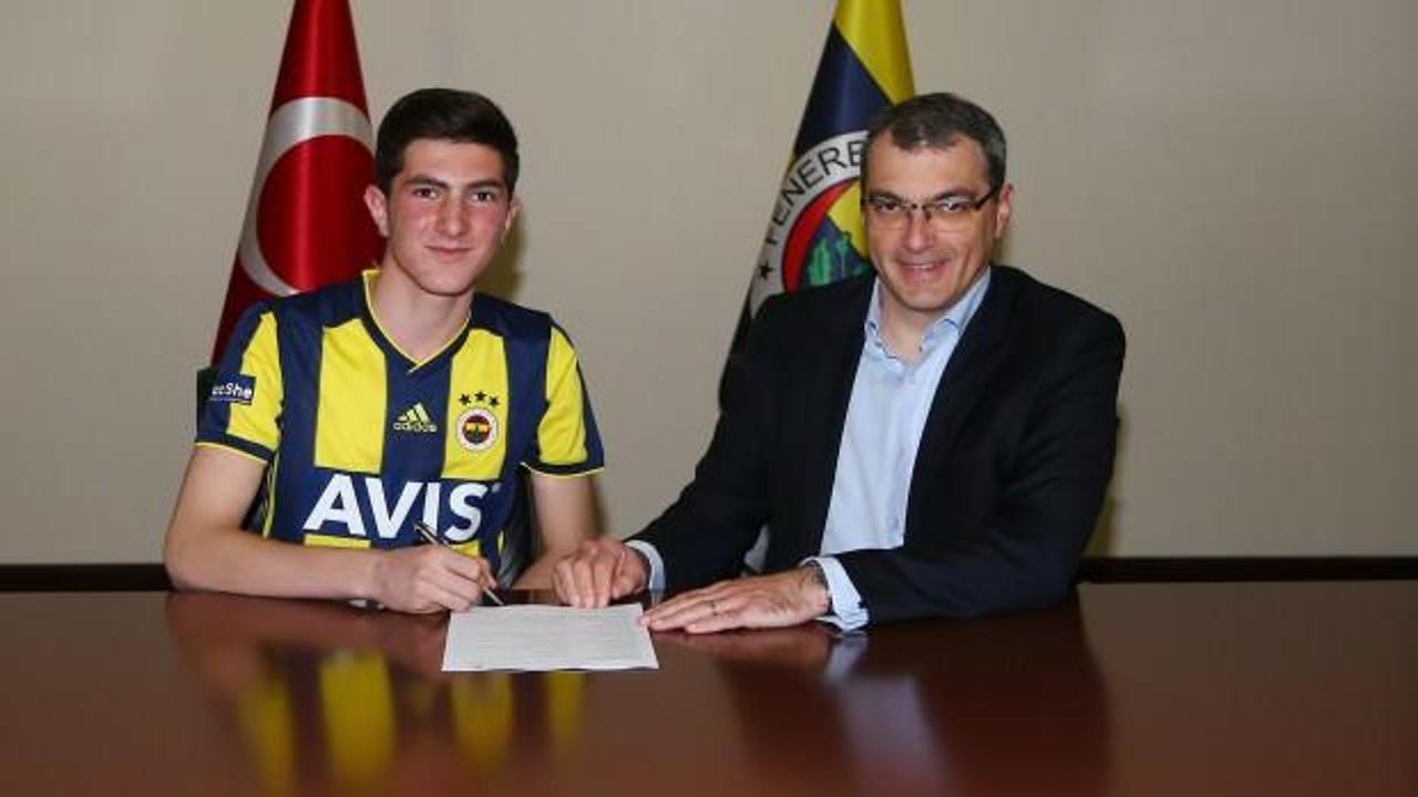 Fenerbahçe'den genç kaleciye profesyonel imza