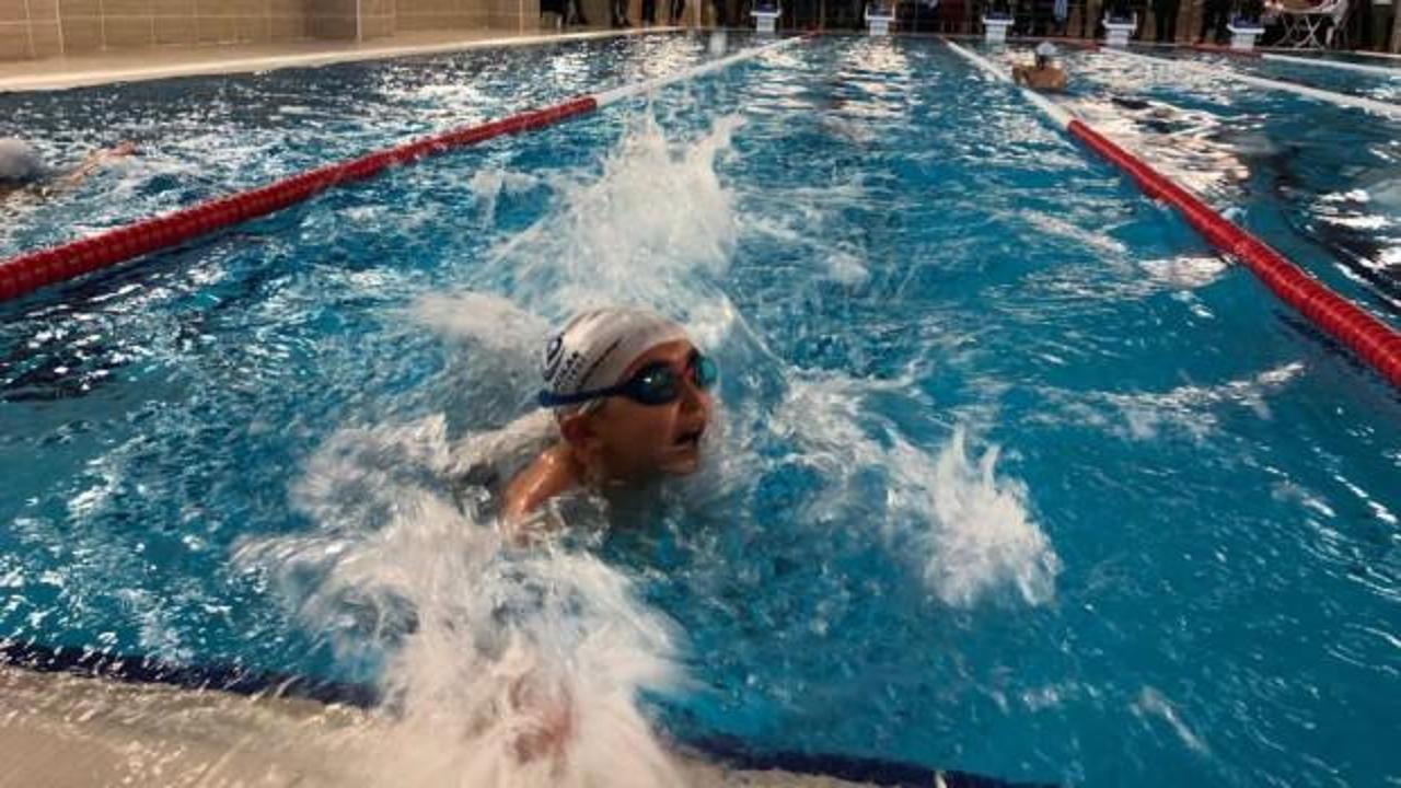 Geleceğin yüzücüleri Bağcılar’da şampiyonluk için kulaç attı
