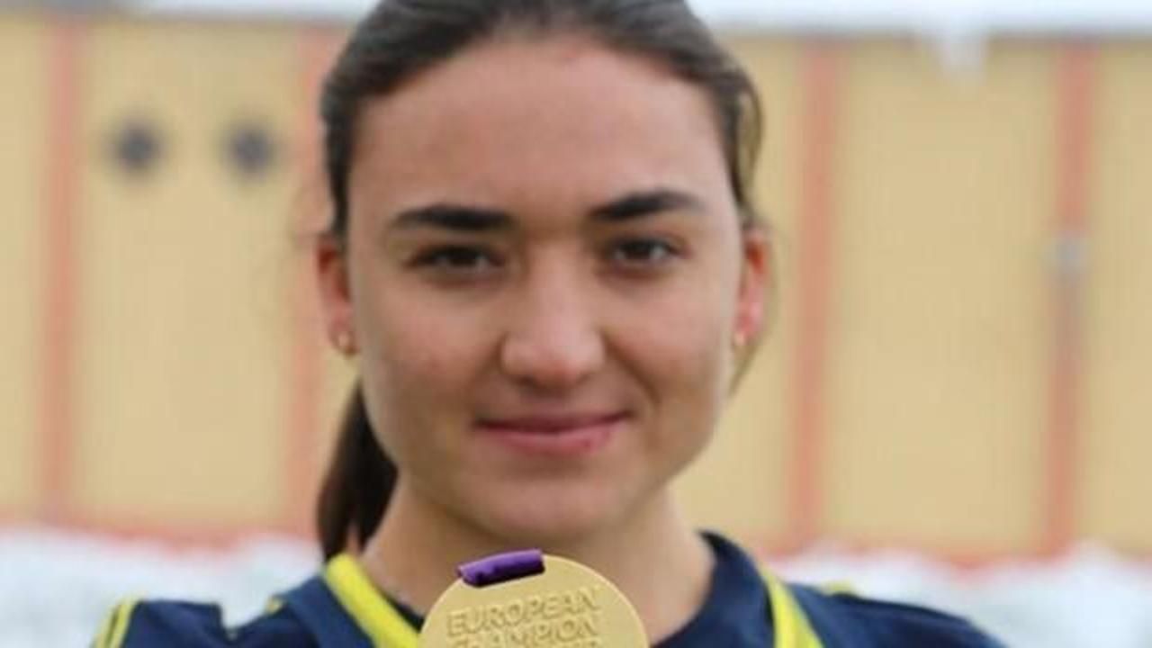 Tek ayakkabıyla altın madalya kazandı!