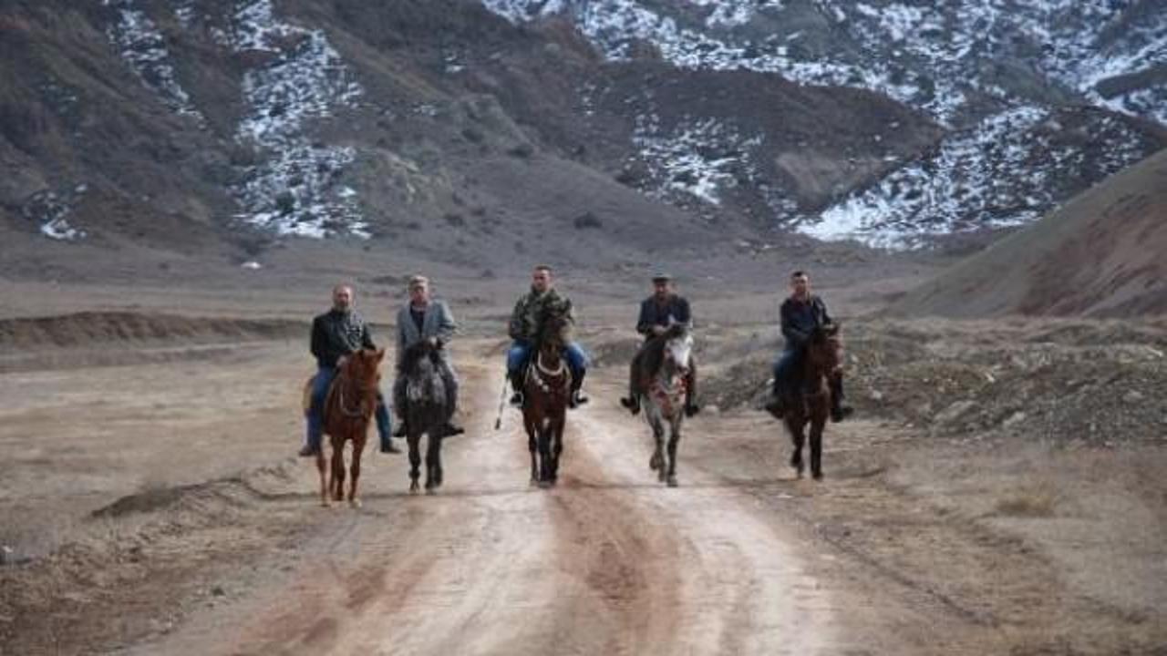 Atlarla 'karlı pekmez' yemeye gittiler