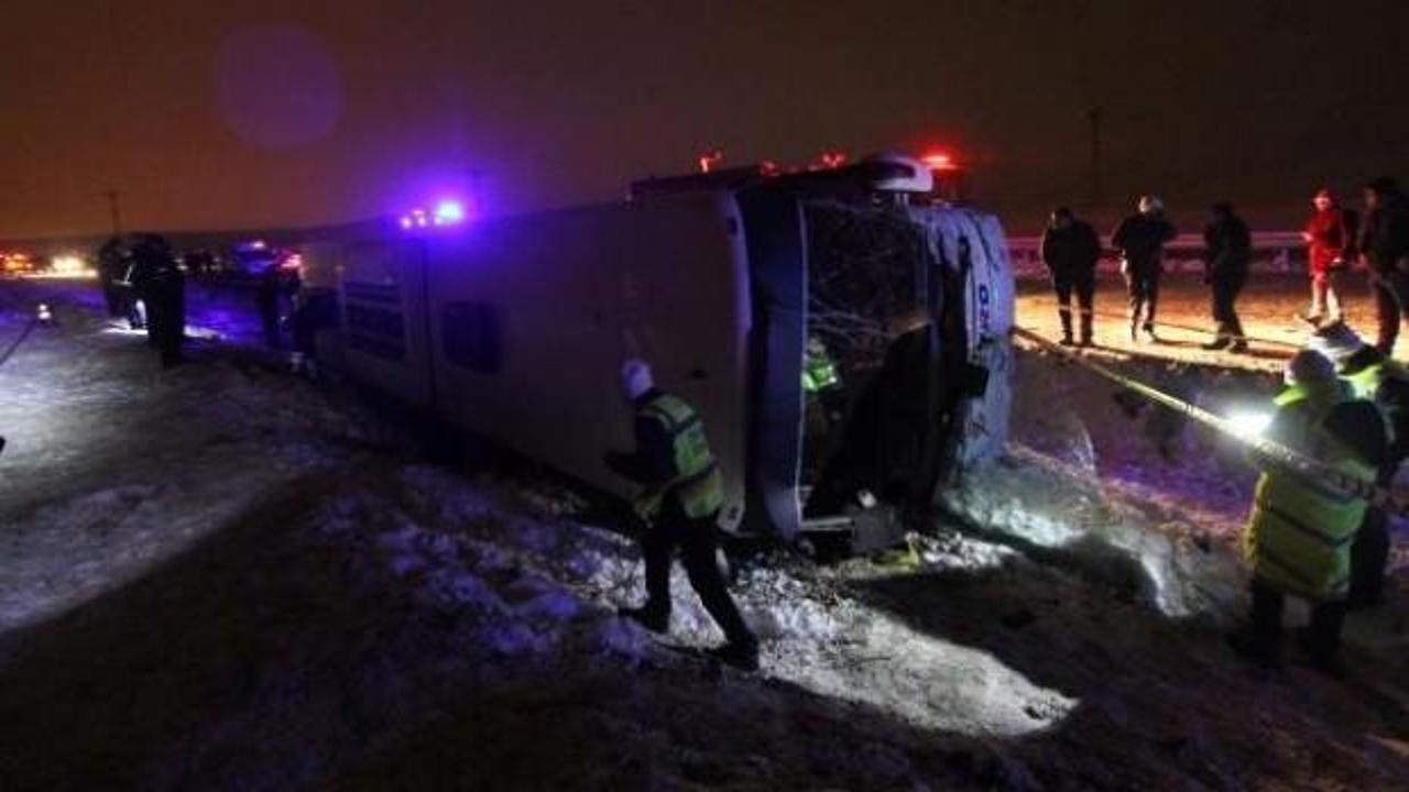 Bayburt'ta yolcu otobüsü devrildi: 2 ölü, 19 yaralı