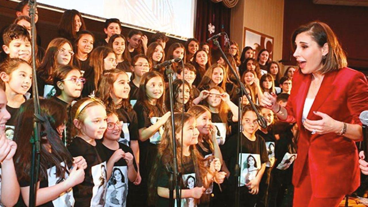 &Ouml;ğrencilerden Funda Arar şarkıları!