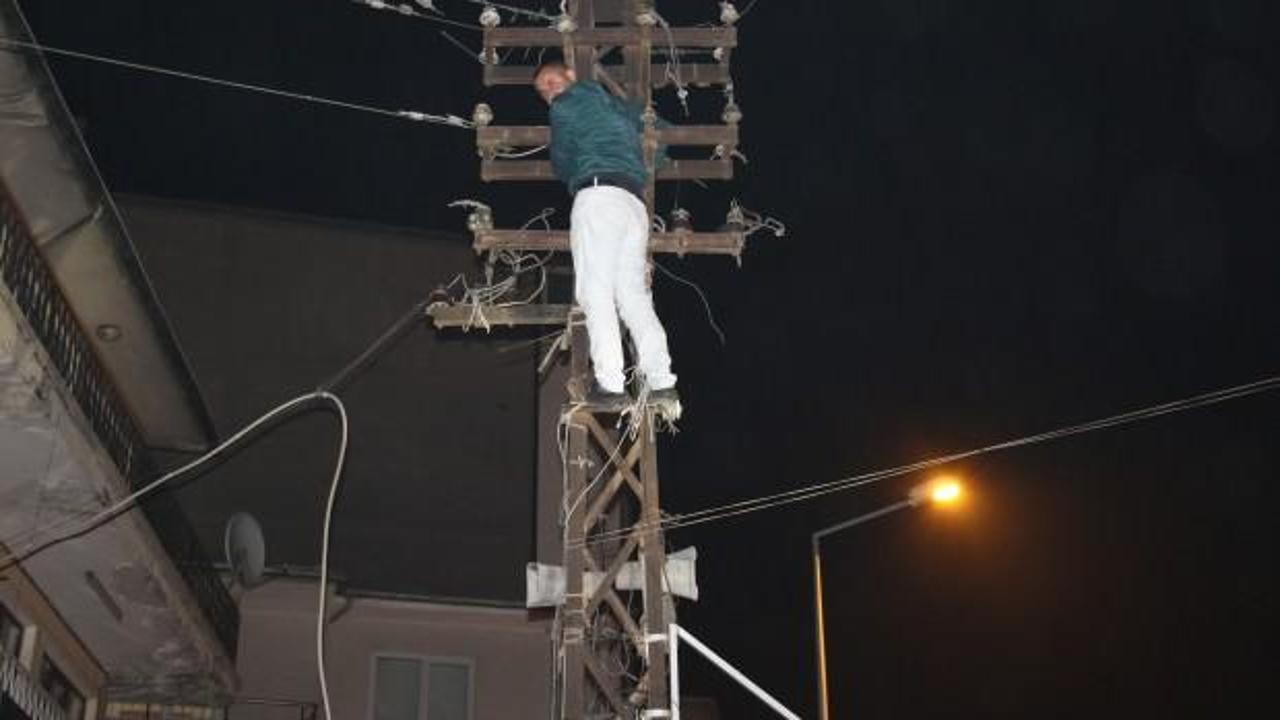 Çocuklarını göremeyince elektrik direğine tırmandı