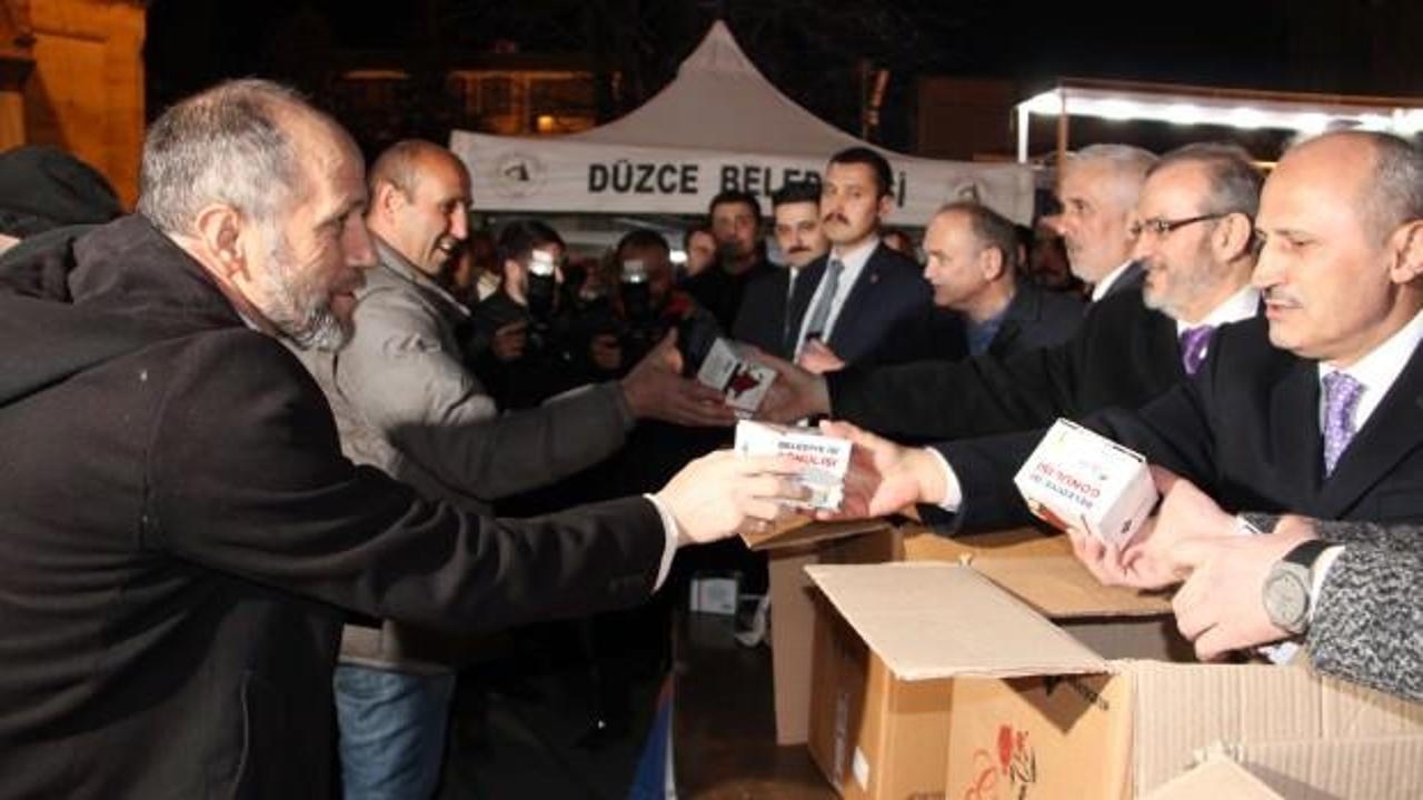 Ulaştırma Bakanı Turhan, vatandaşlara kandil simidi dağıttı