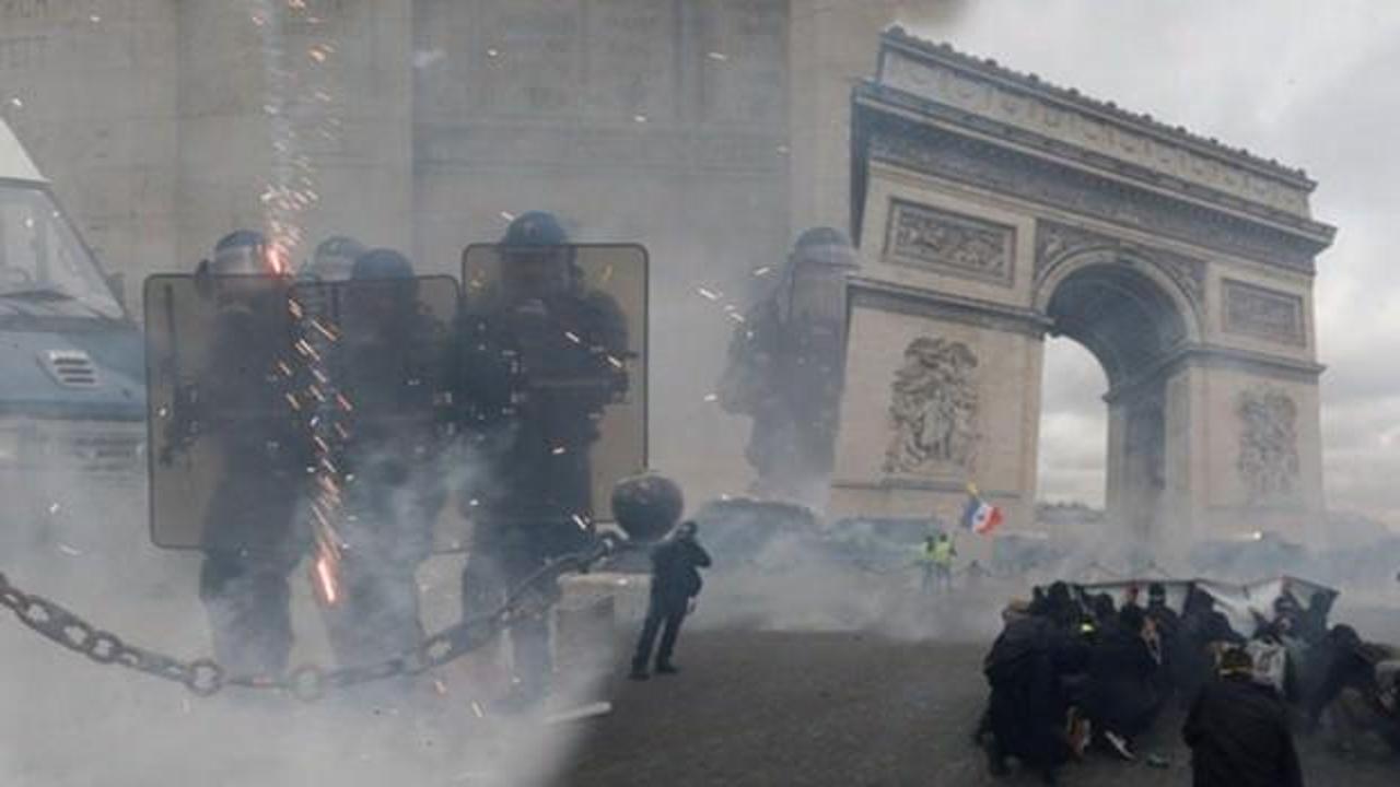 Paris'te sokaklar savaş alanına döndü! Dükkanlar yağmalandı