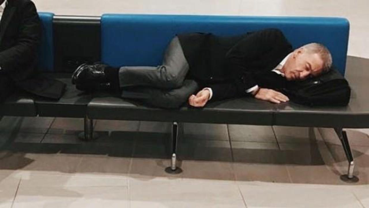 Ahmet Ağaoğlu havalimanında uyudu