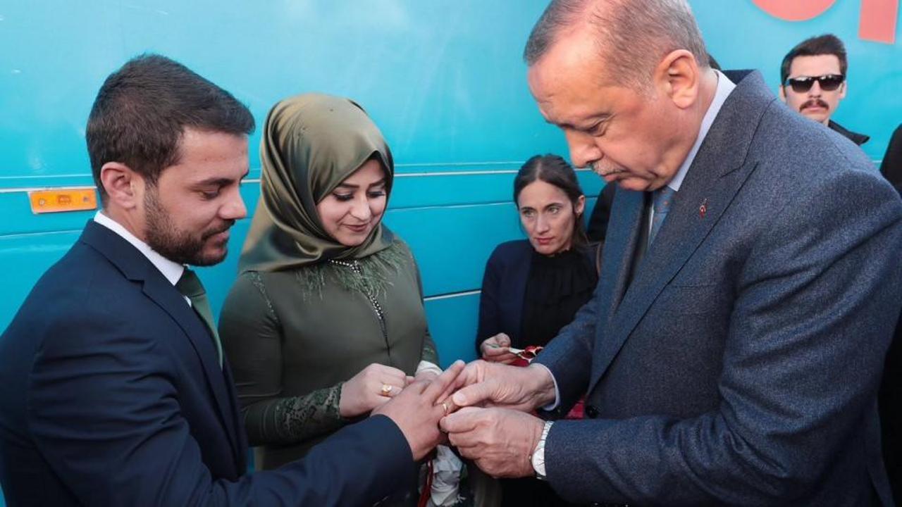 Başkan Erdoğan Şırnak'ta gen&ccedil; &ccedil;iftin nişan y&uuml;z&uuml;klerini taktı
