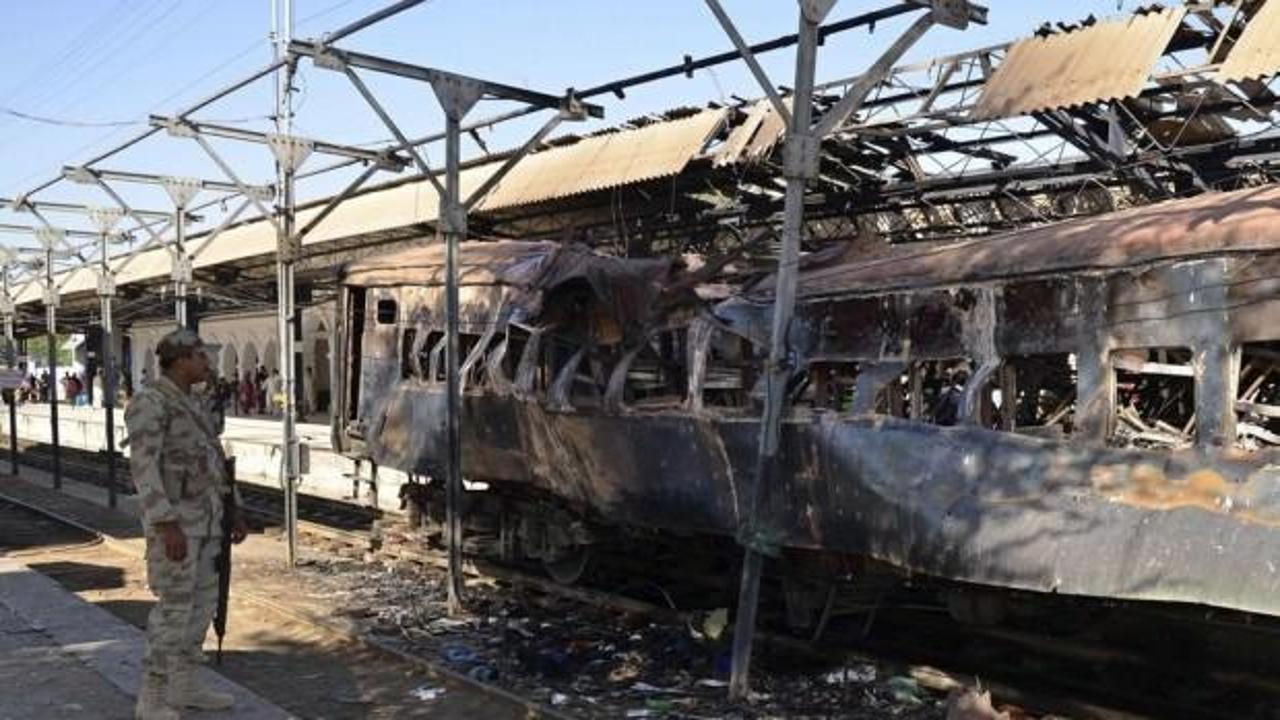 Pakistan'da trene bombalı saldırı! Çok sayıda ölü ve yaralı var