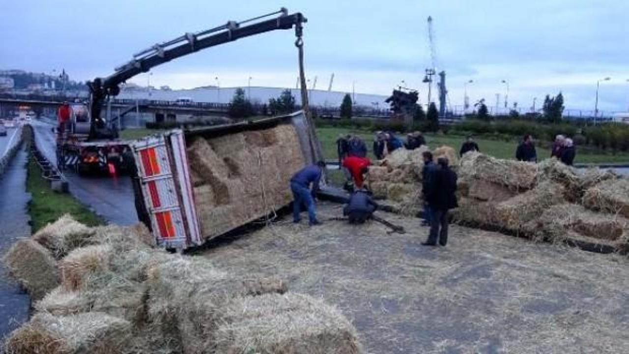 Trabzon'da saman yüklü kamyon devrildi, yol kapandı