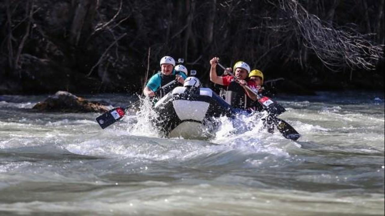 Bakan Varank Tunceli'de rafting yaptı