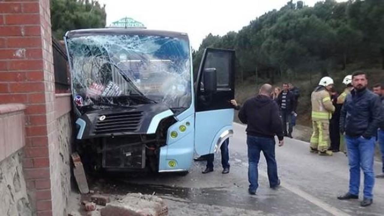 Maltepe'de yolcu minibüsü duvara çarptı: Yaralılar var