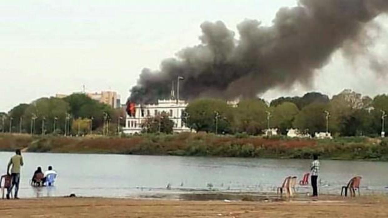 Sudan'da eski Cumhurbaşkanlığı Sarayı'nda yangın
