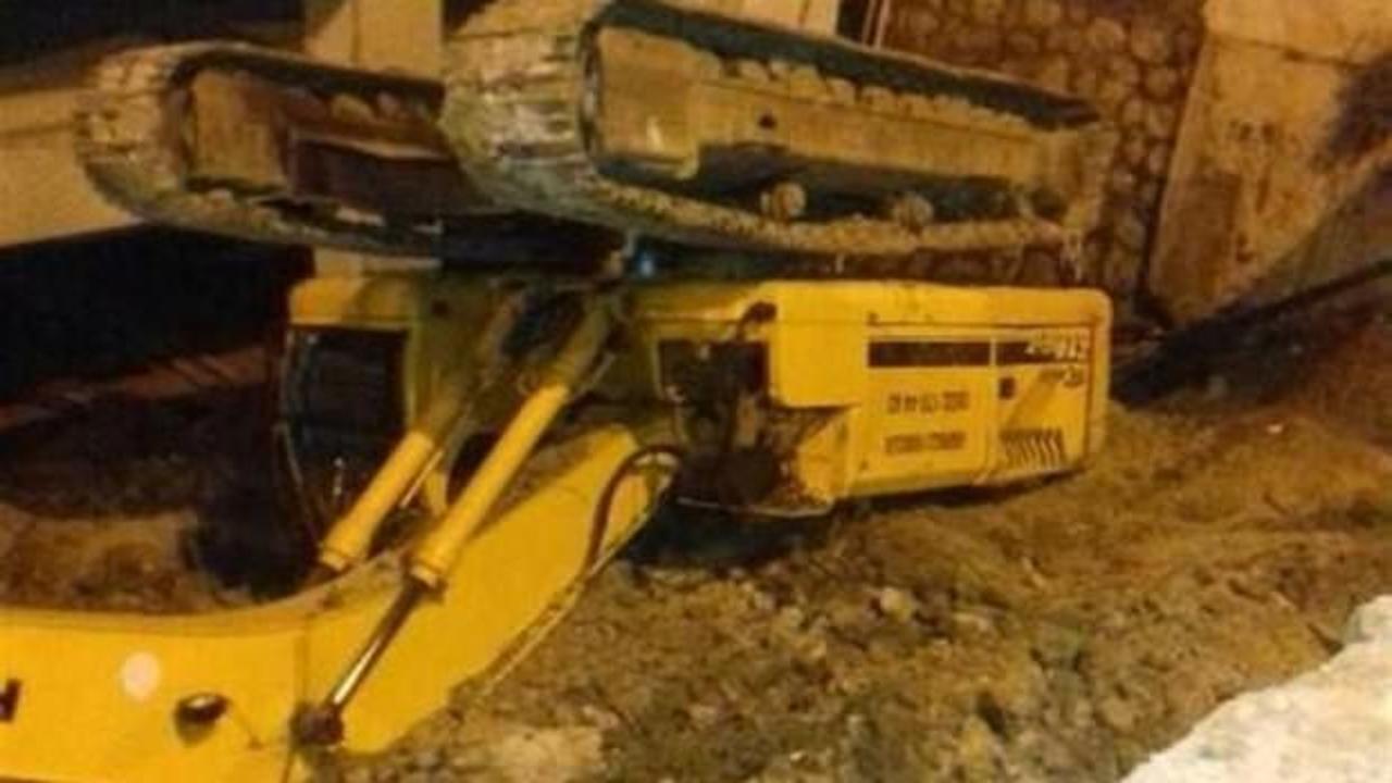 Kaldırım &ccedil;&ouml;kt&uuml; park halindeki iş makinesi devrildi