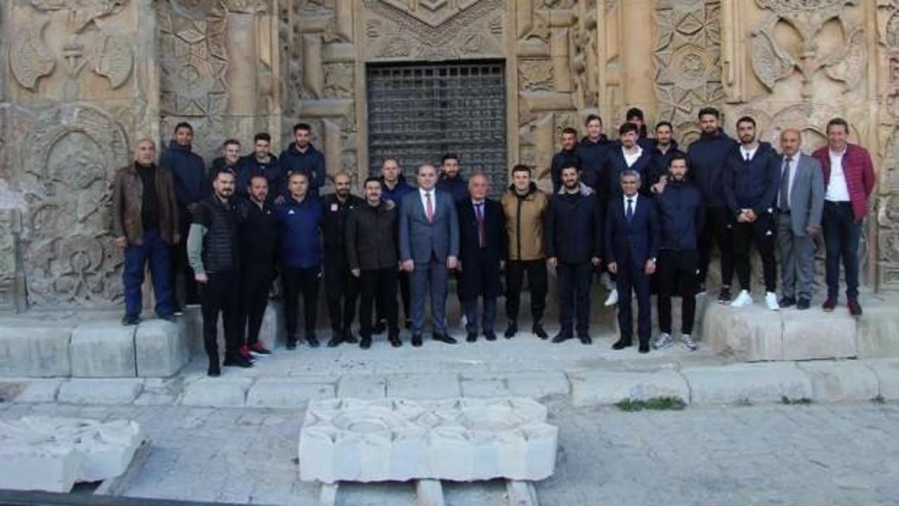Sivassporlu futbolcular Ulu Cami'yi gezdi