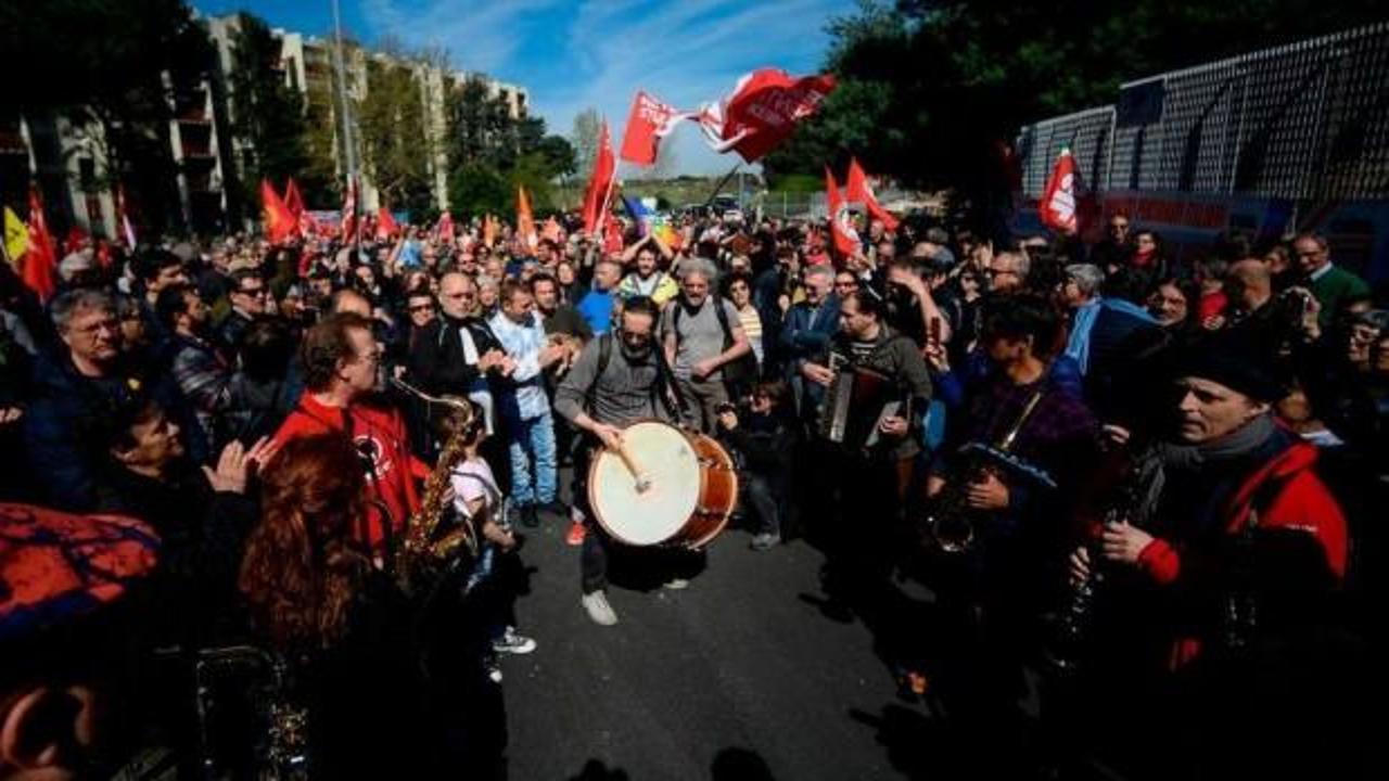 İtalya'da 15 yaşındaki genç ırkçılara kafa tuttu!