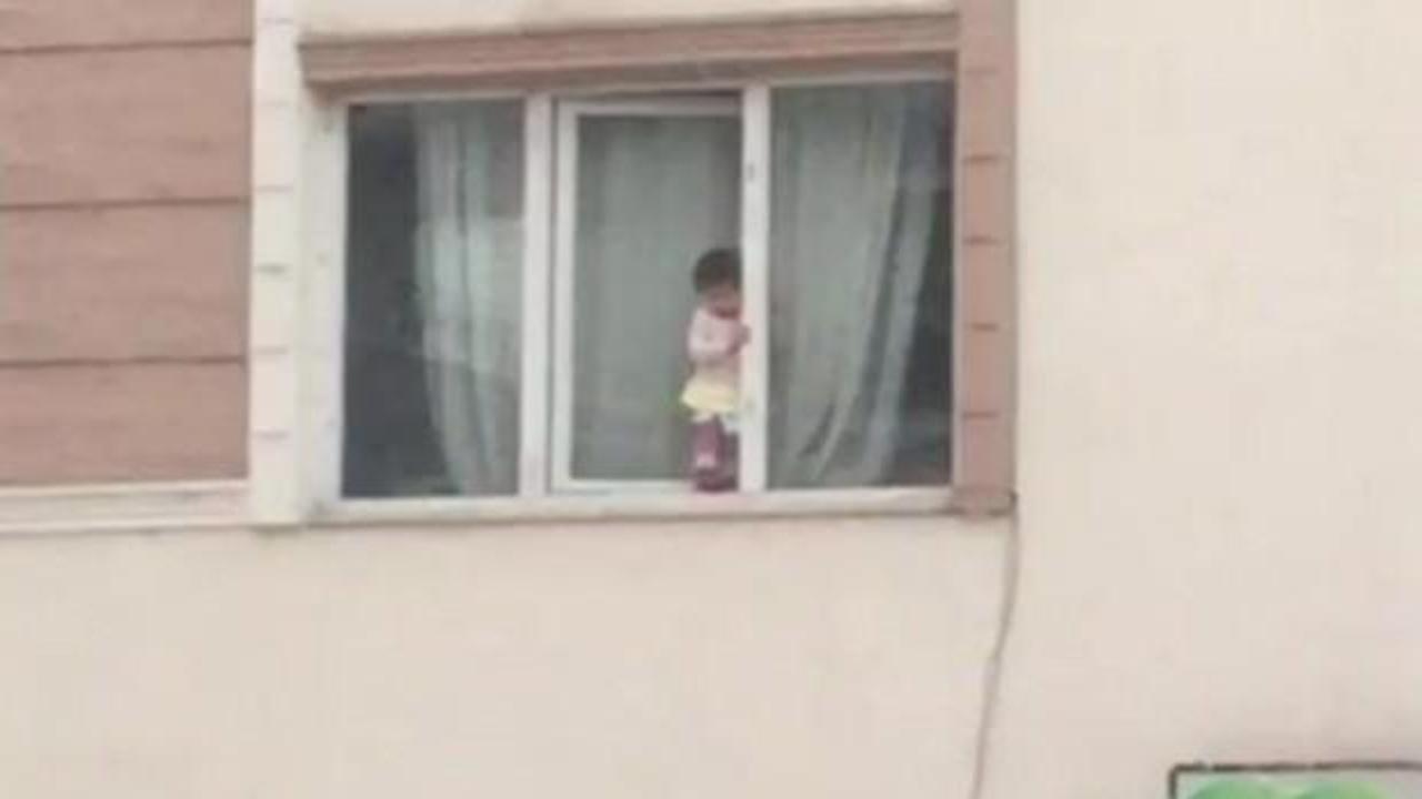 Pencereye &ccedil;ıkan &ccedil;ocuk y&uuml;rekleri ağza getirdi