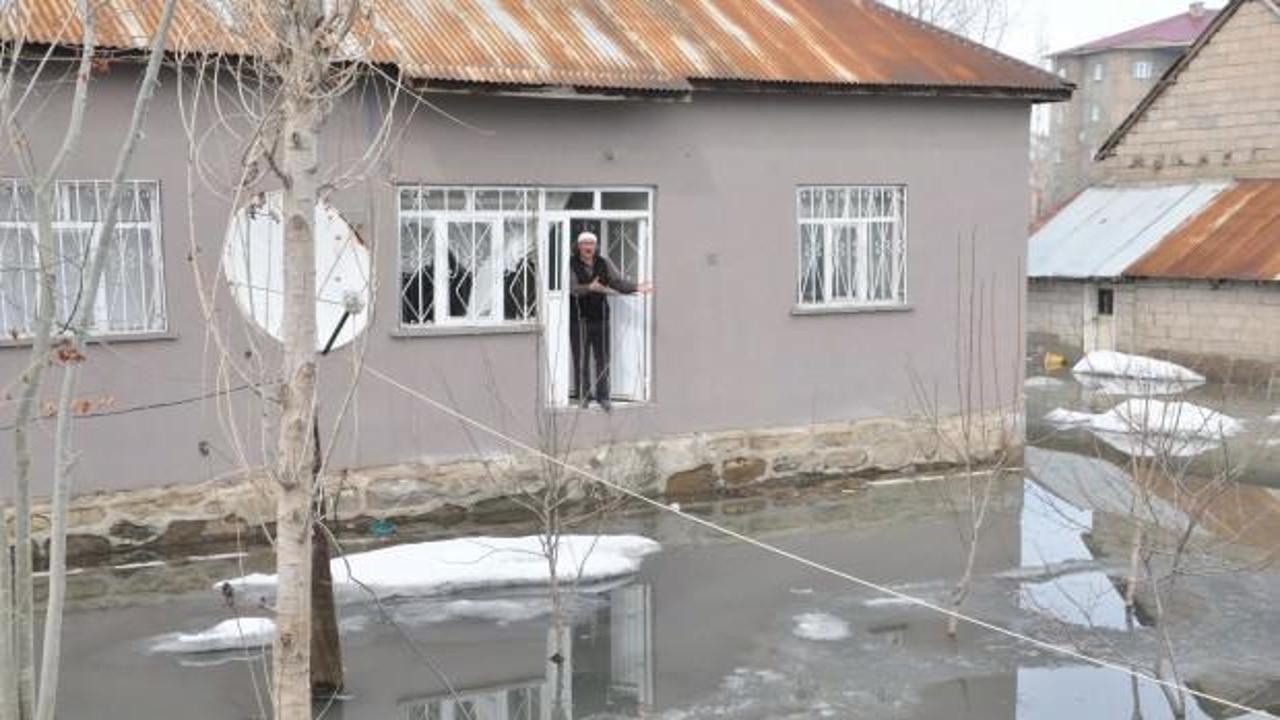 Yüksekova'da ev ve bahçeler su altında kaldı