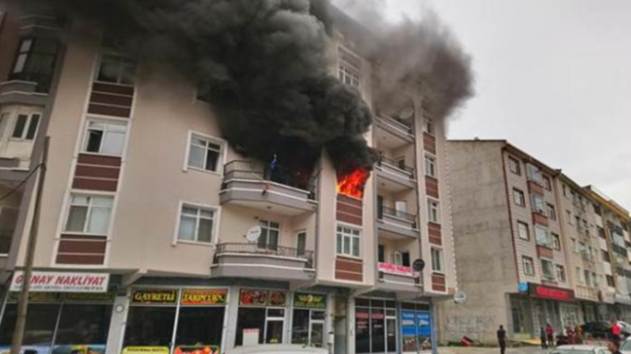 Ankara'da yangın: 11 kişi dumandan etkilendi