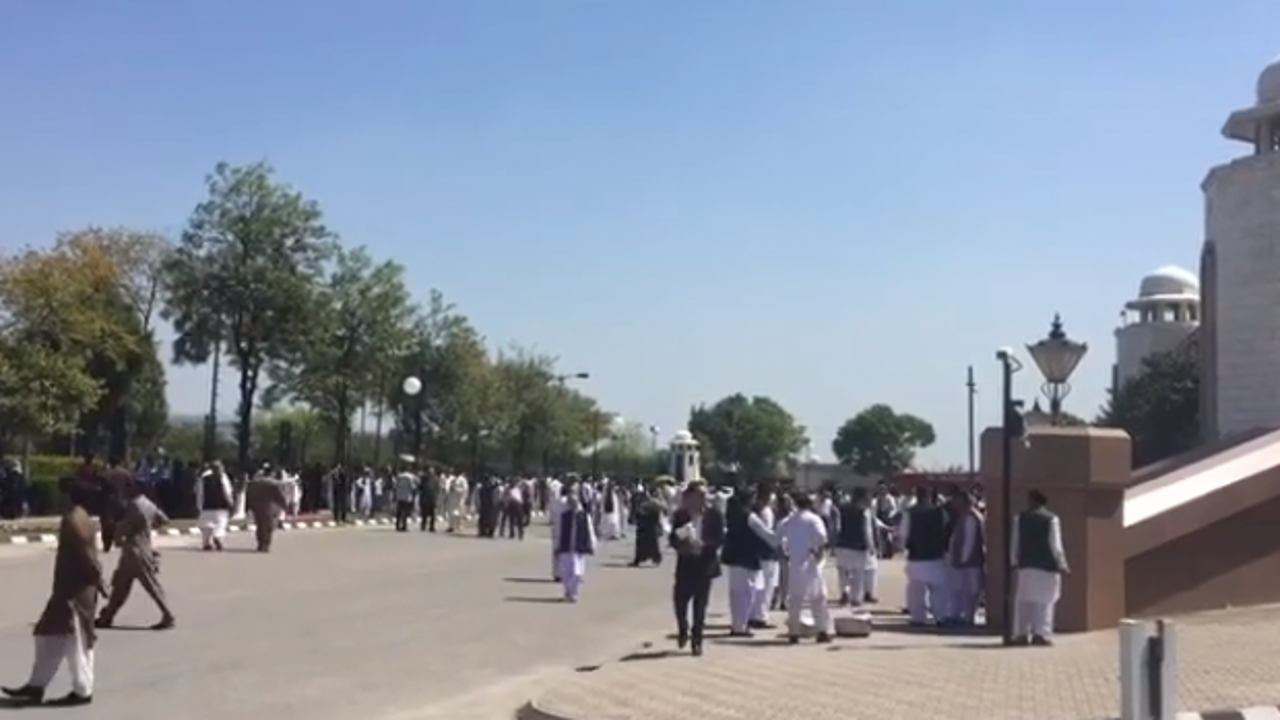 Başbakan İmran Khan da içindeydi! Pakistan'da korkutan saatler